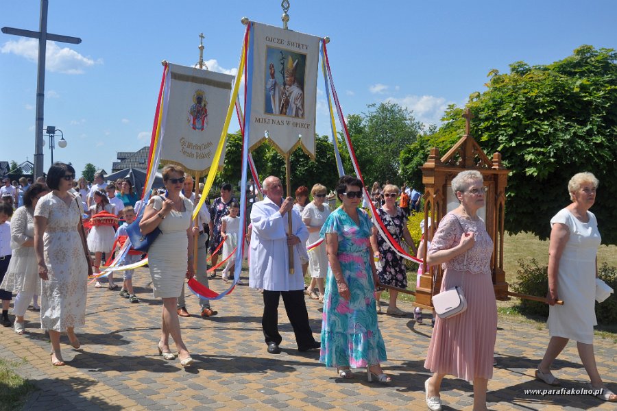 049 Rusza procesja eucharystyczna.jpg